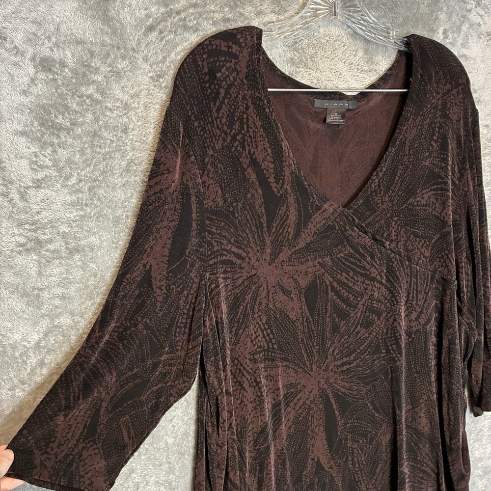 Kiara Womens Abstract Pattern Slinky Knit Crossover V Neck Top 2X Plus Artsy